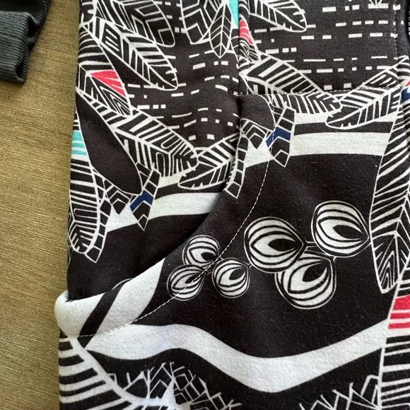 Roxy Black and White Patterned Hoodie Jacket small EUC - Picture 3 of 14